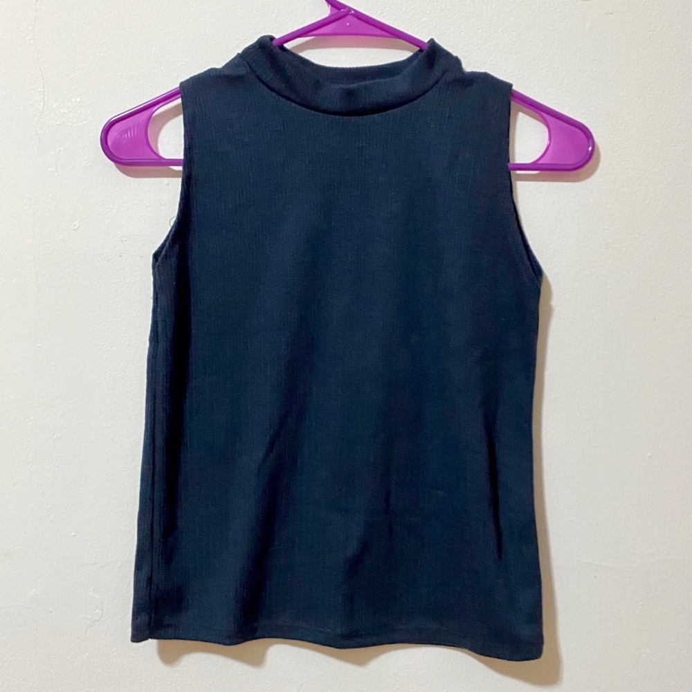 Sleeveless Turtleneck-ish/Mock Neck Top | Small